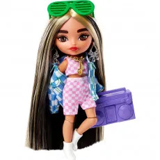 Barbie HGP65 Papusa Extra Minis Fashionista într-un costum verde cu imprimeu de emoticoane, 15 cm